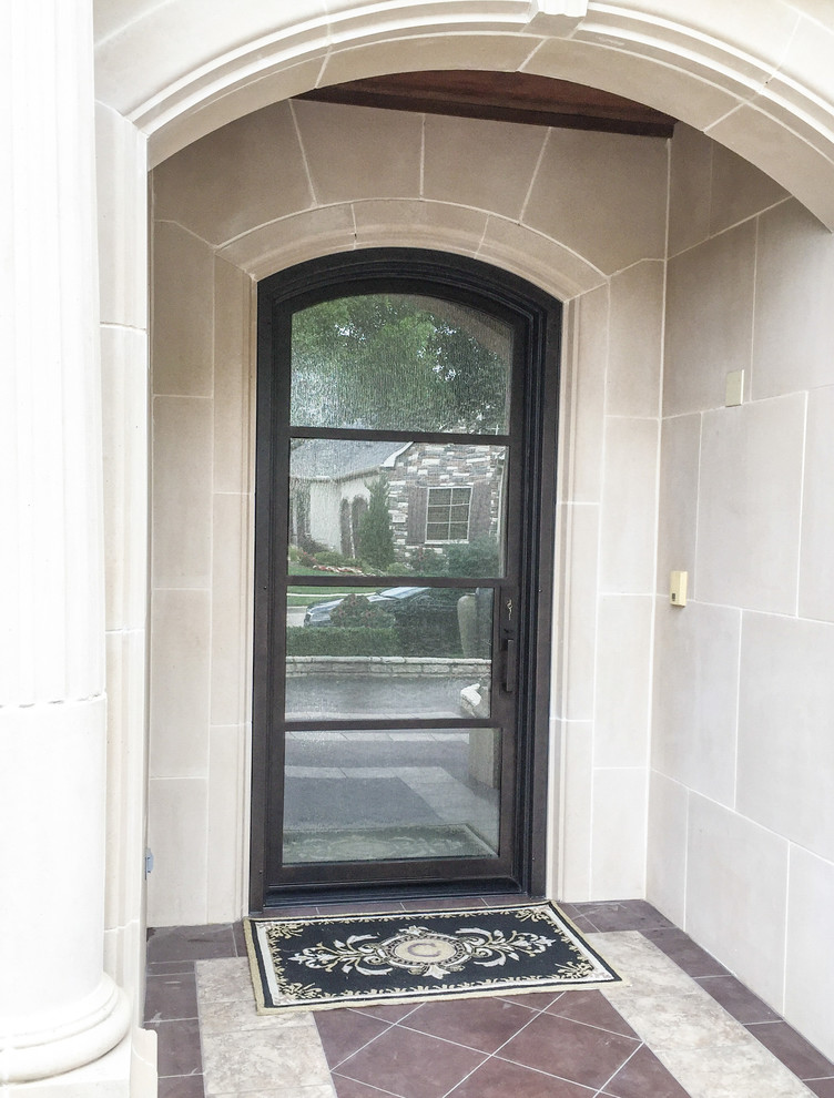 Große Haustür mit weißer Wandfarbe, Keramikboden, Einzeltür und Haustür aus Metall in Dallas