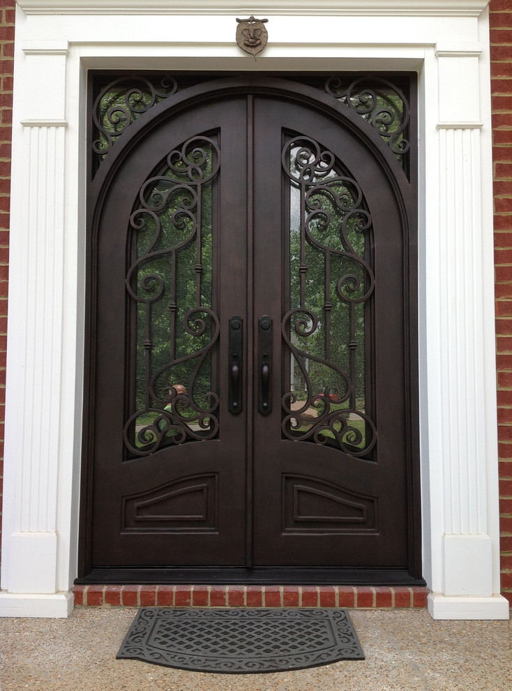 Foto di una grande porta d'ingresso classica con una porta a due ante e una porta in metallo
