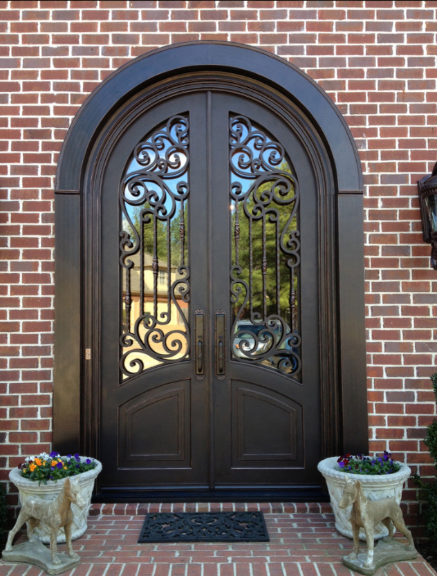 Cette photo montre une grande porte d'entrée chic avec une porte double et une porte métallisée.