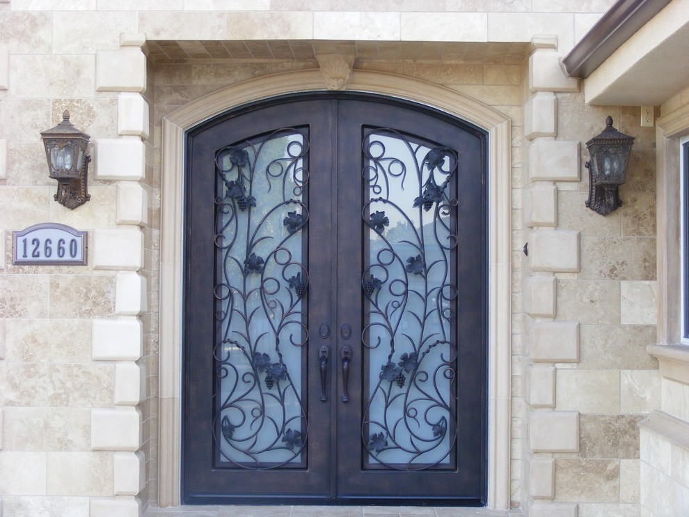 Esempio di una grande porta d'ingresso chic con una porta a due ante e una porta in metallo
