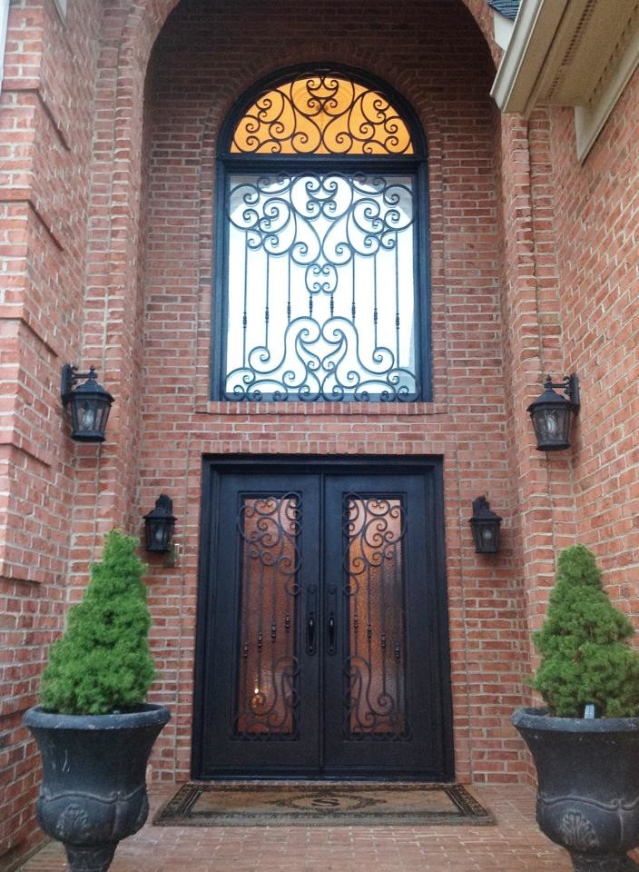Inspiration pour une grande porte d'entrée traditionnelle avec une porte double et une porte métallisée.