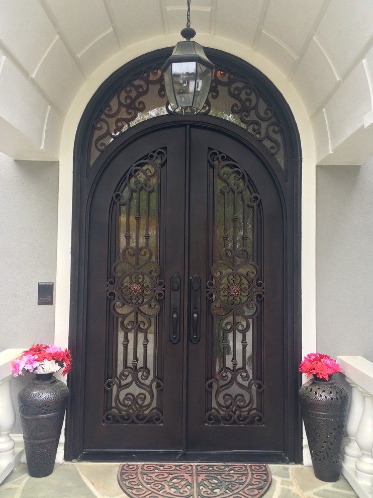 Esempio di una grande porta d'ingresso classica con una porta a due ante e una porta in metallo