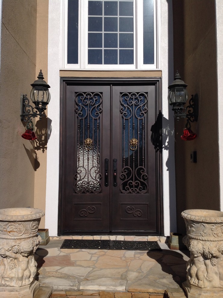 Стильный дизайн: большая входная дверь в стиле неоклассика (современная классика) с двустворчатой входной дверью и металлической входной дверью - последний тренд