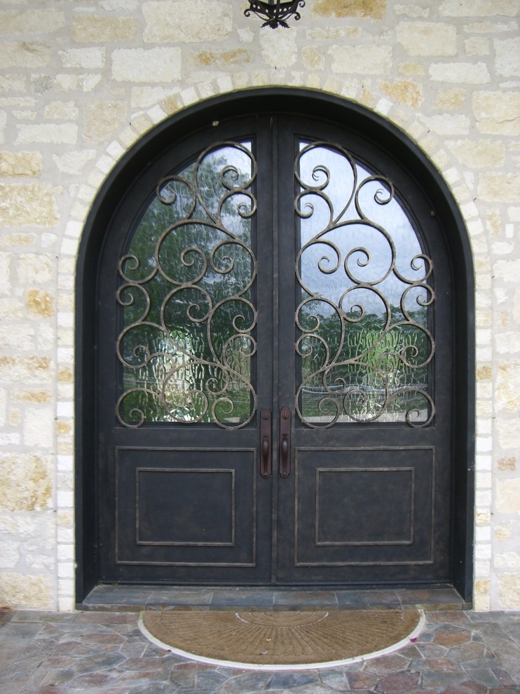 Diseño de puerta principal tradicional renovada grande con puerta doble y puerta metalizada