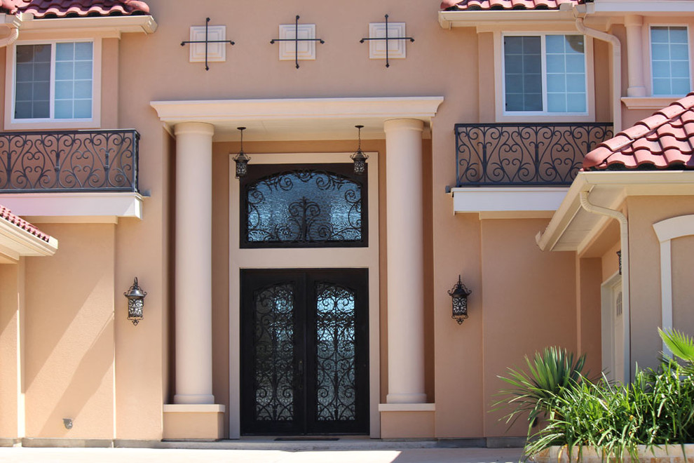 他の地域にある高級な広いトラディショナルスタイルのおしゃれな玄関ドア (黒いドア) の写真