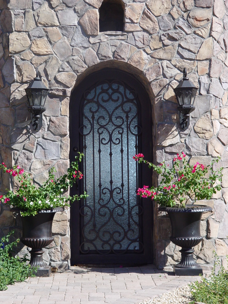 Inredning av en klassisk liten ingång och ytterdörr, med bruna väggar, en enkeldörr och en brun dörr