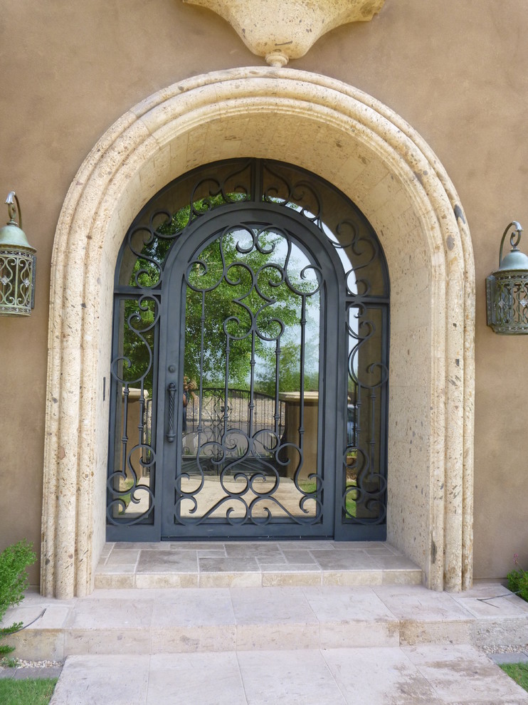 Свежая идея для дизайна: большая входная дверь в классическом стиле с коричневыми стенами, одностворчатой входной дверью и металлической входной дверью - отличное фото интерьера