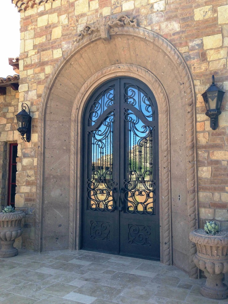 フェニックスにある巨大なトラディショナルスタイルのおしゃれな玄関ドア (ベージュの壁、金属製ドア) の写真
