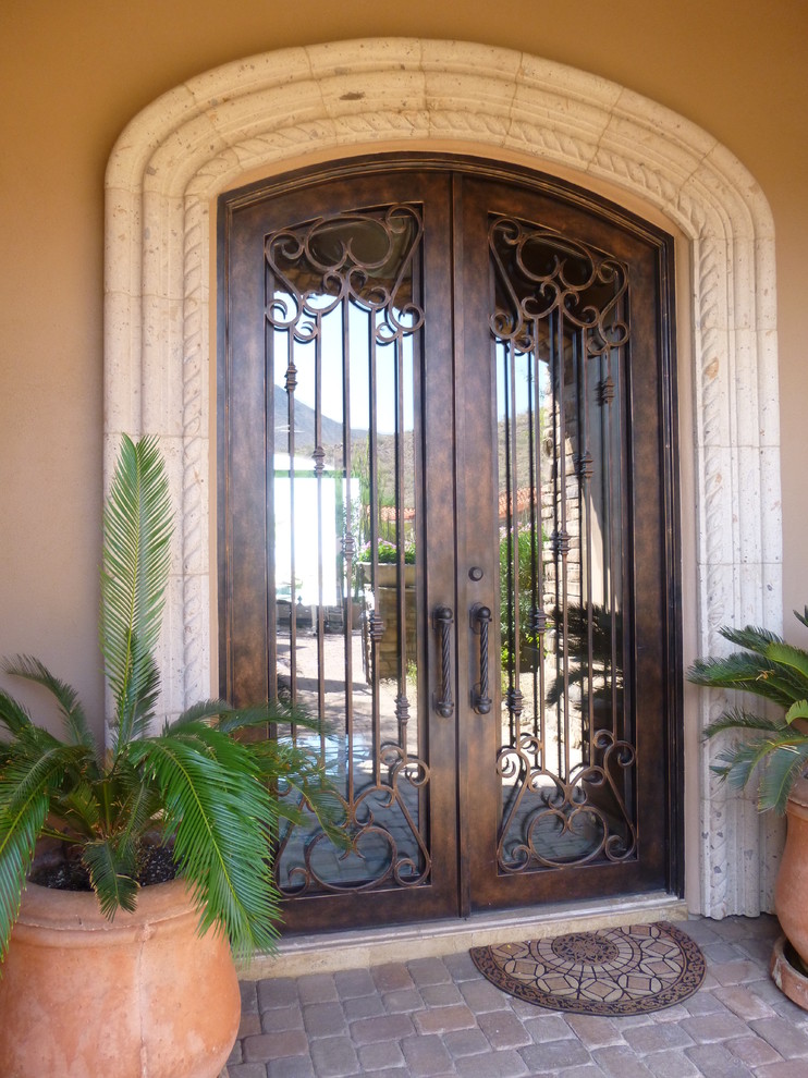 Свежая идея для дизайна: большая входная дверь в классическом стиле с коричневыми стенами, двустворчатой входной дверью и металлической входной дверью - отличное фото интерьера