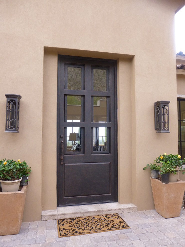 Cette photo montre une porte d'entrée tendance de taille moyenne avec un mur beige, une porte simple et une porte métallisée.