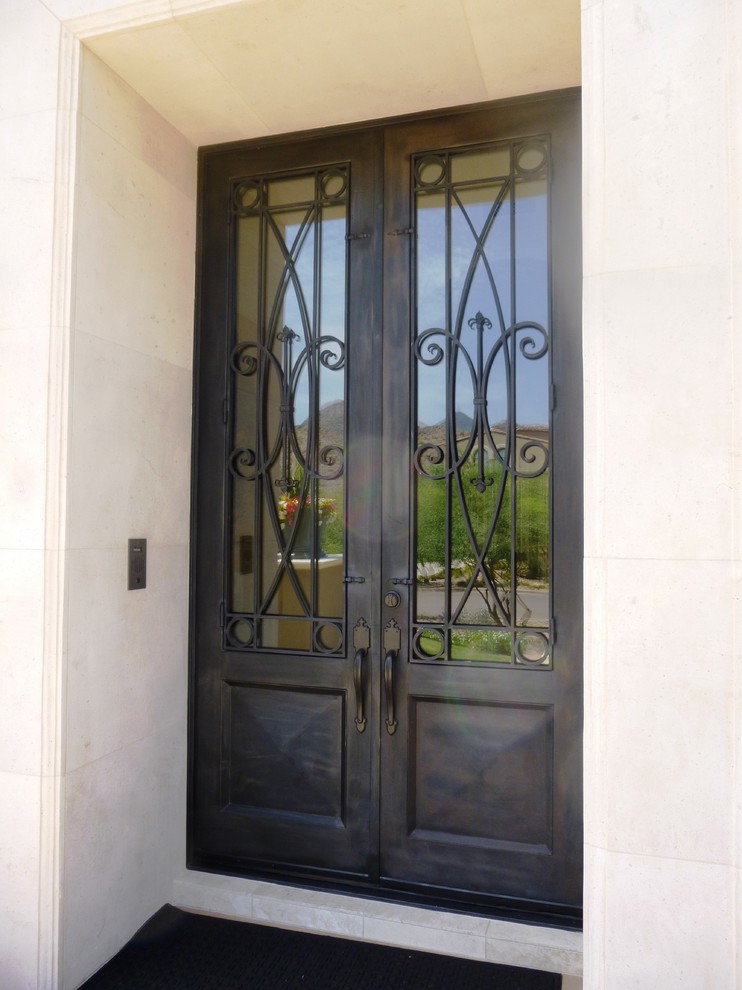 フェニックスにある中くらいなトラディショナルスタイルのおしゃれな玄関ドア (白い壁、金属製ドア) の写真
