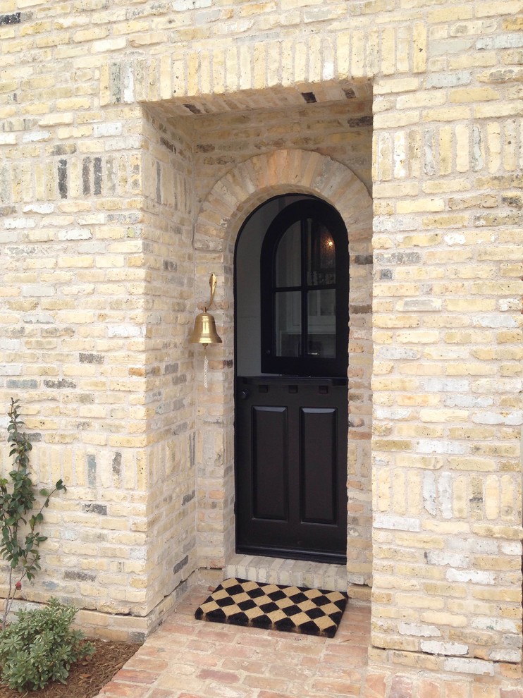 Пример оригинального дизайна: маленькая узкая прихожая в стиле модернизм с разноцветными стенами, кирпичным полом, голландской входной дверью и металлической входной дверью для на участке и в саду