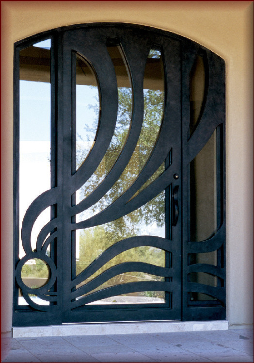 Esempio di una porta d'ingresso moderna di medie dimensioni con pareti beige e una porta singola