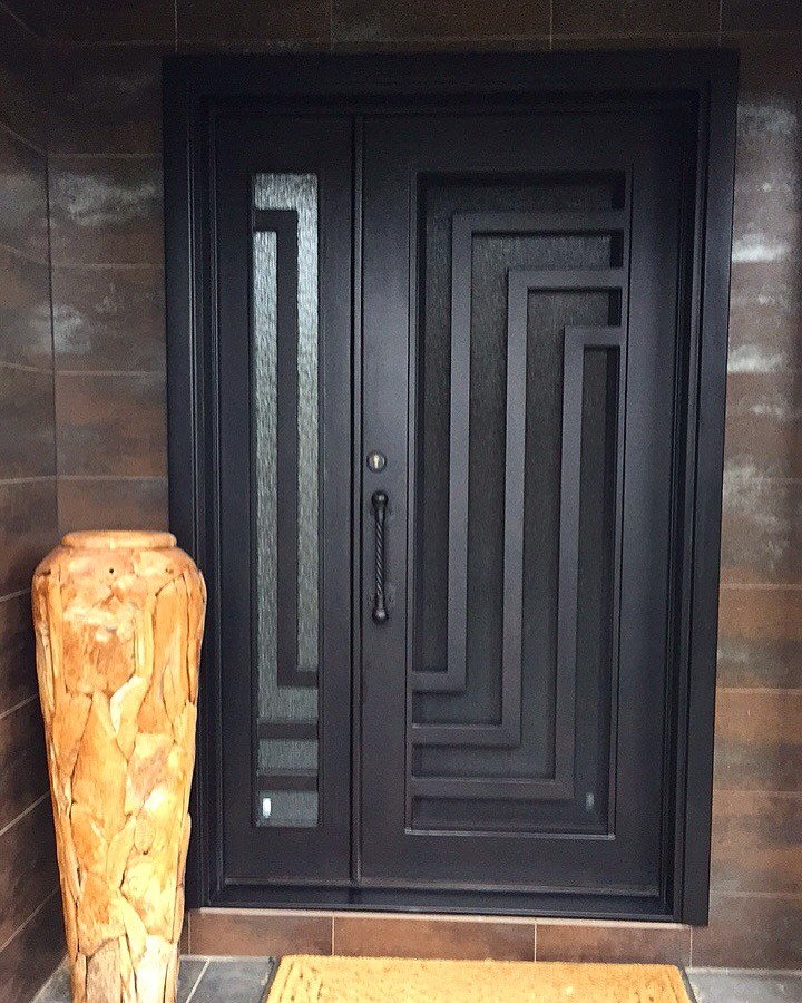 На фото: входная дверь в стиле модернизм с одностворчатой входной дверью и металлической входной дверью с