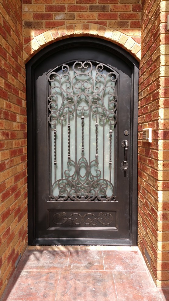Идея дизайна: входная дверь с красными стенами, полом из керамической плитки, одностворчатой входной дверью, металлической входной дверью и красным полом
