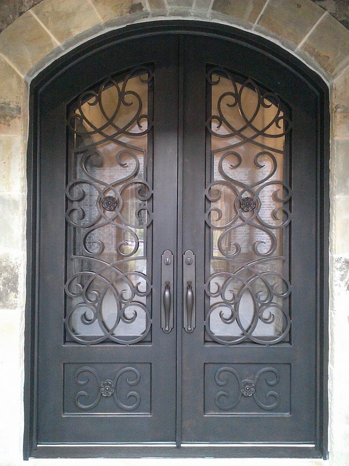 Imagen de puerta principal tradicional grande con puerta doble
