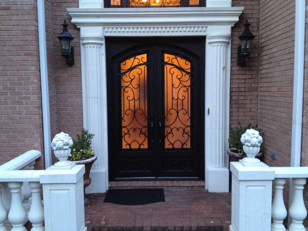 Ispirazione per un'ampia porta d'ingresso tradizionale con una porta a due ante