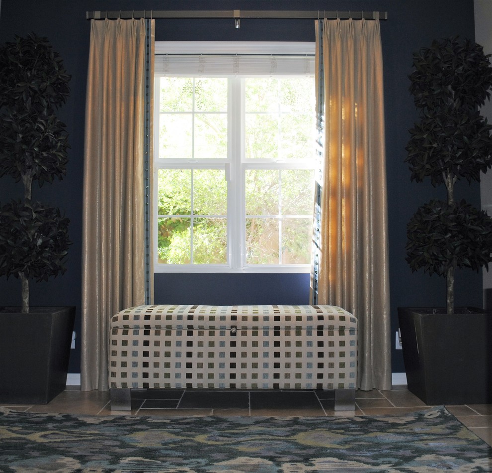Свежая идея для дизайна: маленькое фойе в стиле неоклассика (современная классика) с синими стенами и полом из терраццо для на участке и в саду - отличное фото интерьера