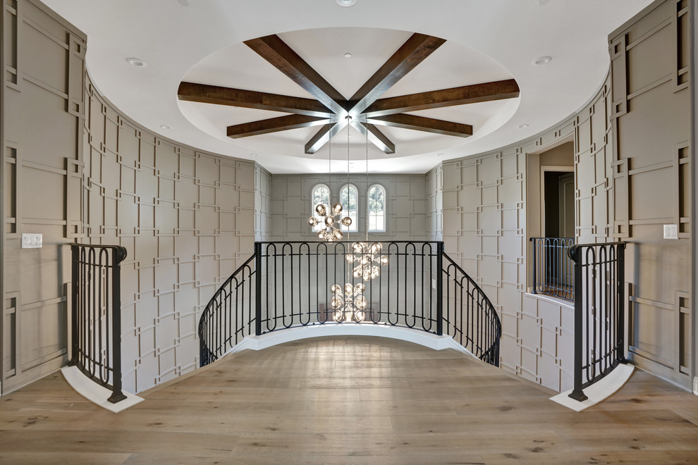 Klassisches Foyer mit grauer Wandfarbe, hellem Holzboden und braunem Boden in Orange County