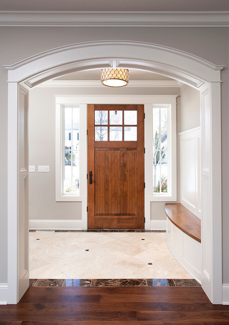 Idées déco pour une petite porte d'entrée classique avec un mur gris, un sol en carrelage de céramique, une porte simple et une porte en bois brun.