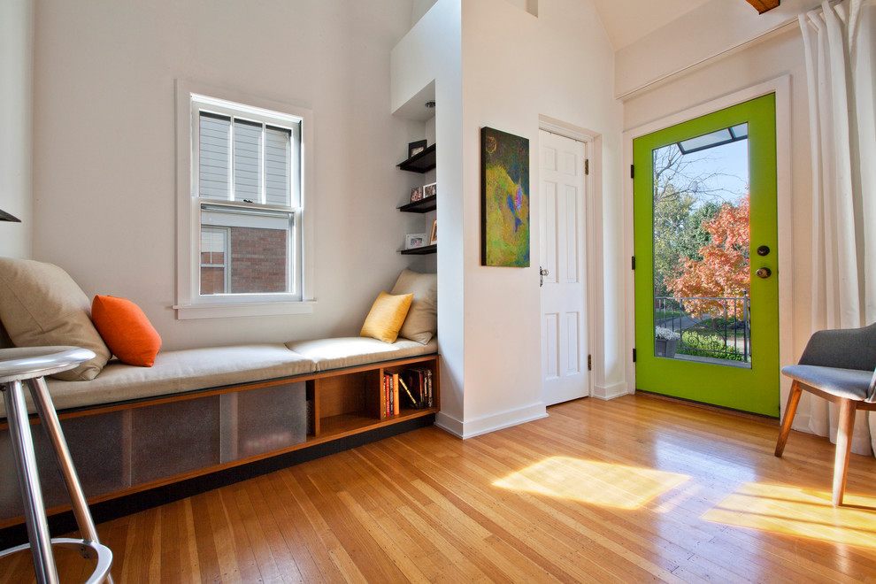 Foto de distribuidor bohemio de tamaño medio con paredes blancas, suelo de madera en tonos medios, puerta simple y puerta verde