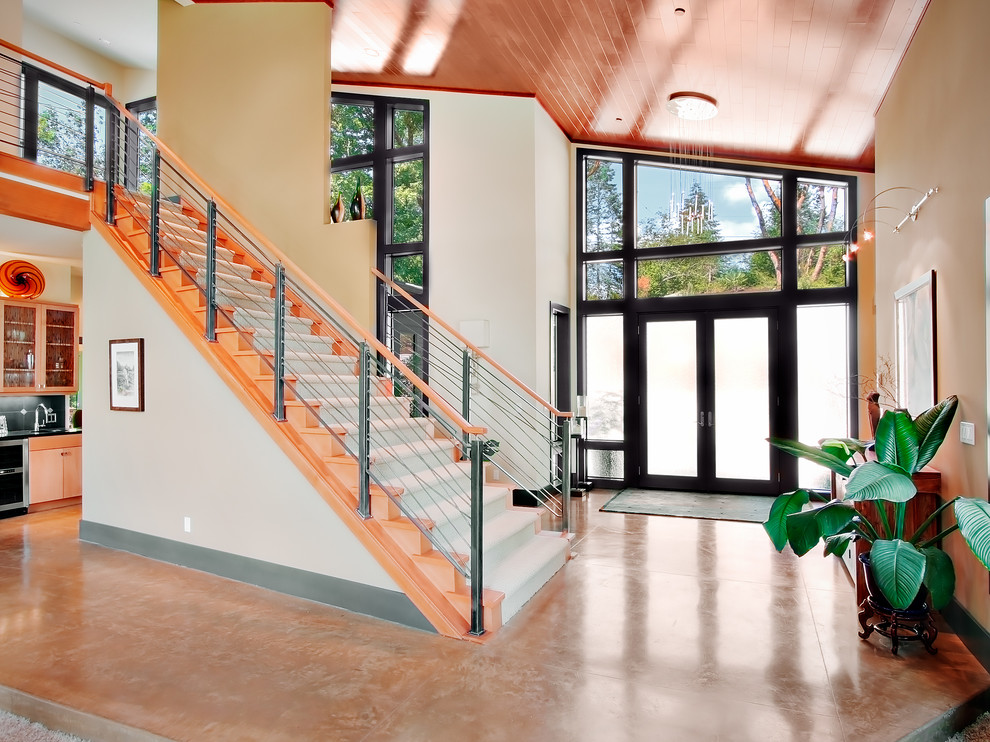Стильный дизайн: входная дверь среднего размера в стиле модернизм с бежевыми стенами, полом из керамической плитки, двустворчатой входной дверью, черной входной дверью и оранжевым полом - последний тренд