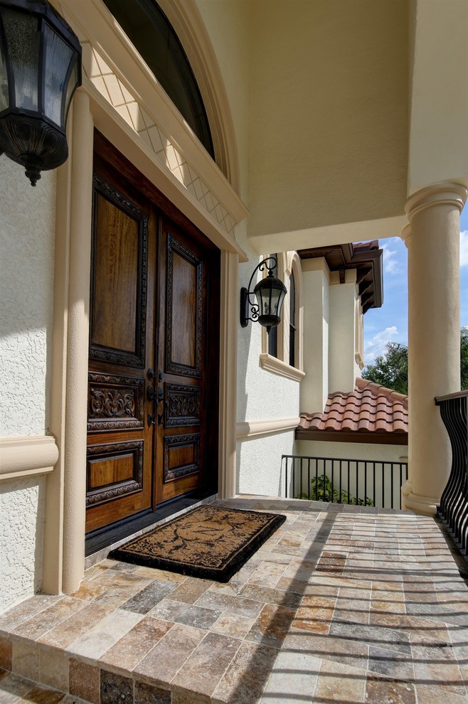 Пример оригинального дизайна: прихожая среднего размера в средиземноморском стиле с двустворчатой входной дверью