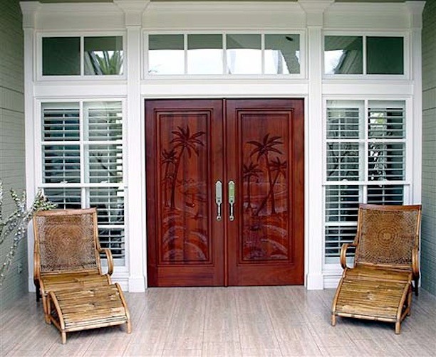 Modelo de puerta principal tropical con puerta doble, puerta de madera en tonos medios y paredes grises