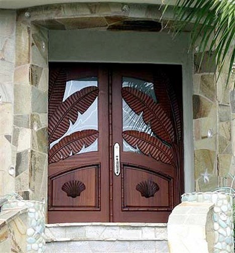 Foto de puerta principal costera grande con puerta simple y puerta de madera oscura