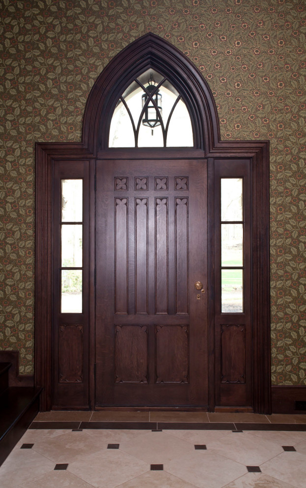 Idee per una grande porta d'ingresso vittoriana con una porta singola, una porta in legno scuro e carta da parati