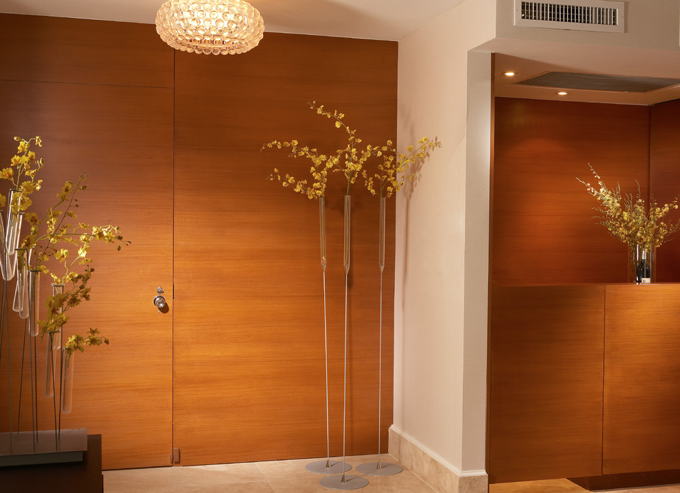 Mittelgroßes Modernes Foyer mit weißer Wandfarbe, Marmorboden, Doppeltür, heller Holzhaustür und beigem Boden in Miami