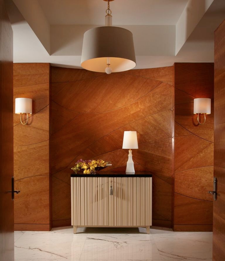 Inspiration för en stor funkis foajé, med marmorgolv, en dubbeldörr, mellanmörk trädörr och flerfärgat golv
