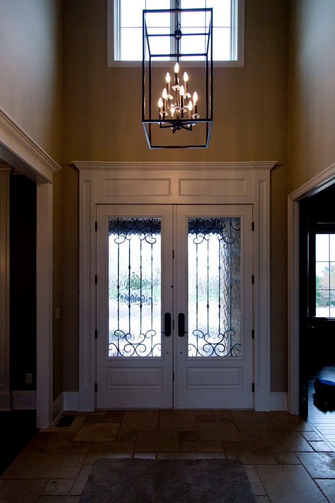 Ispirazione per una porta d'ingresso tradizionale di medie dimensioni con pareti beige, pavimento con piastrelle in ceramica, una porta a due ante e una porta bianca