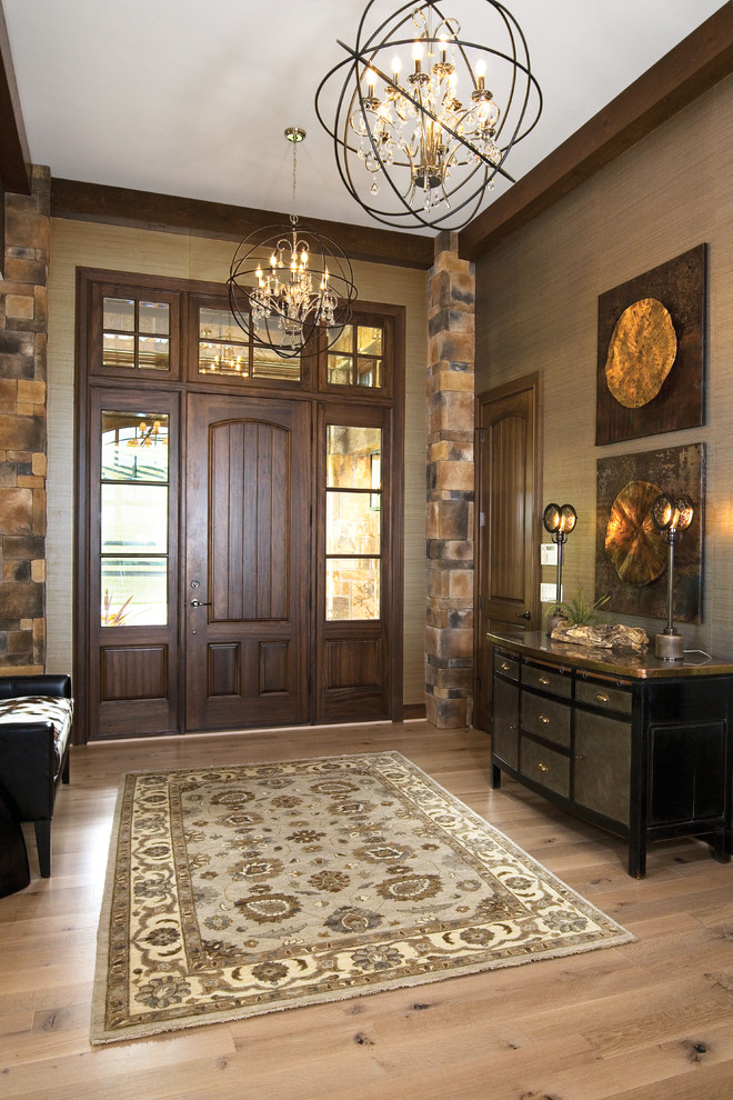 シンシナティにあるトラディショナルスタイルのおしゃれな玄関ロビー (茶色い壁、無垢フローリング、濃色木目調のドア、茶色い床) の写真