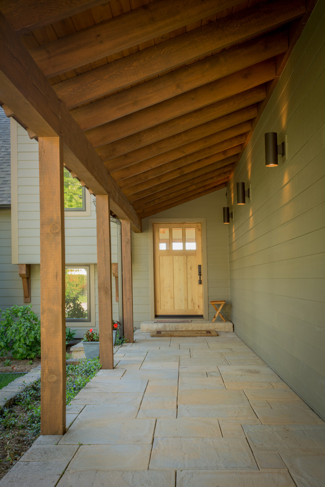 Imagen de puerta principal de estilo americano de tamaño medio con puerta simple, puerta de madera clara, paredes beige y suelo de baldosas de cerámica