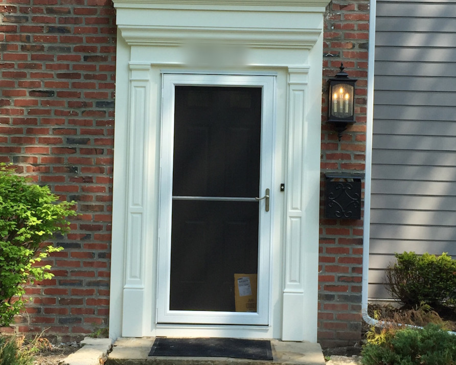 Esempio di una porta d'ingresso chic di medie dimensioni con una porta singola e una porta bianca