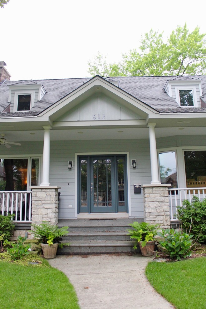 Mittelgroße Klassische Haustür mit grauer Wandfarbe, Einzeltür und blauer Haustür in Chicago