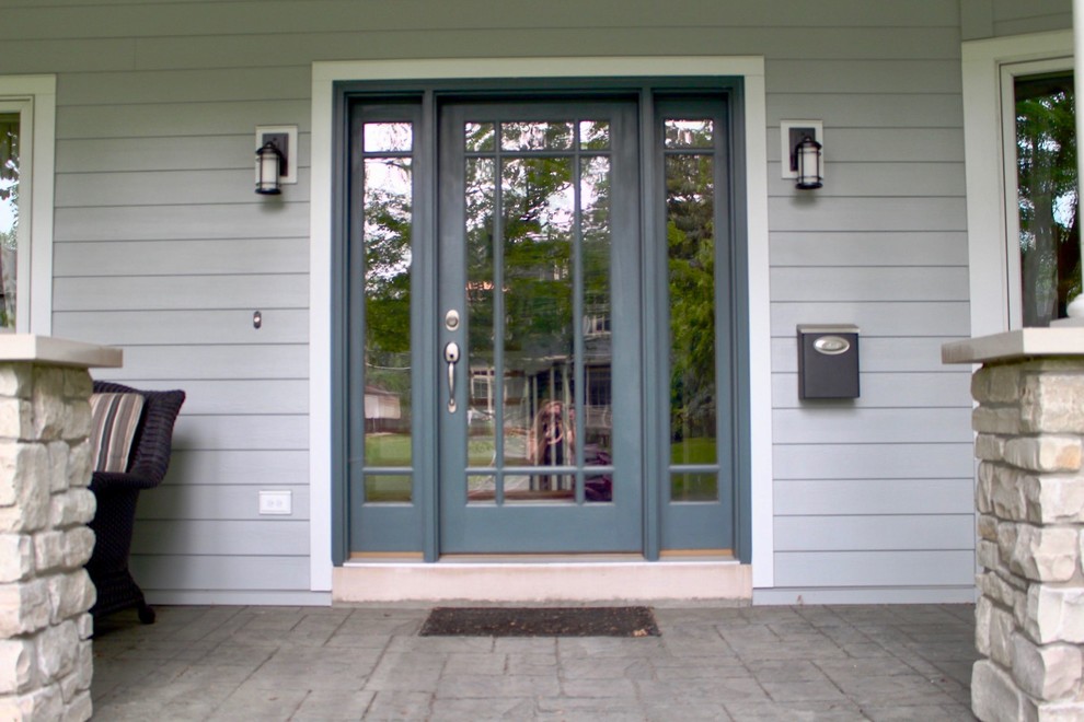 На фото: входная дверь среднего размера в классическом стиле с серыми стенами, одностворчатой входной дверью и синей входной дверью
