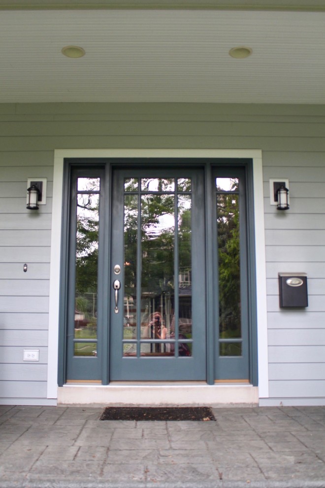 Diseño de puerta principal tradicional de tamaño medio con paredes grises, puerta simple y puerta azul