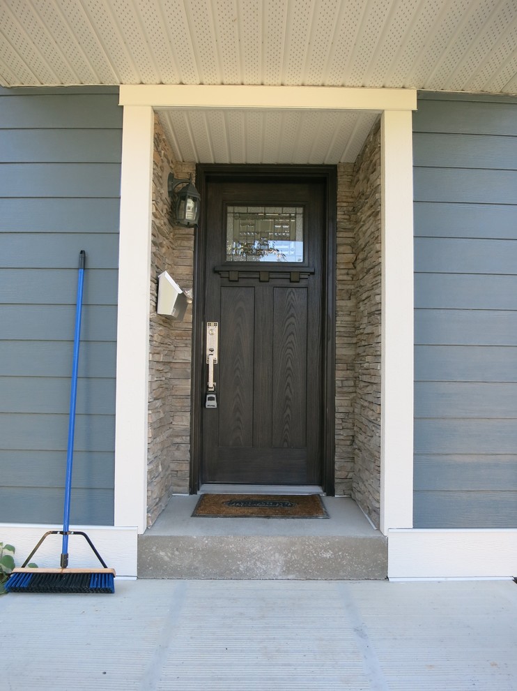 Exempel på en klassisk ingång och ytterdörr, med en enkeldörr och en grå dörr