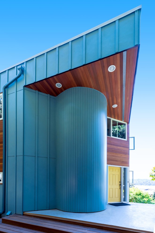 Moderne Haustür mit blauer Wandfarbe, Einzeltür, gelber Haustür und weißem Boden in Seattle