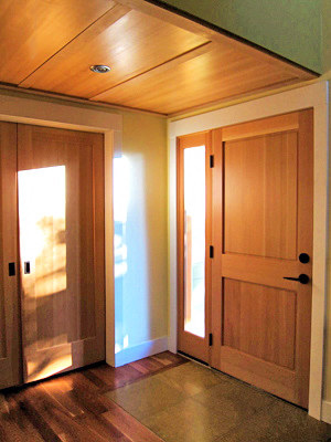 Пример оригинального дизайна: входная дверь среднего размера в современном стиле с желтыми стенами, светлым паркетным полом, одностворчатой входной дверью и входной дверью из светлого дерева