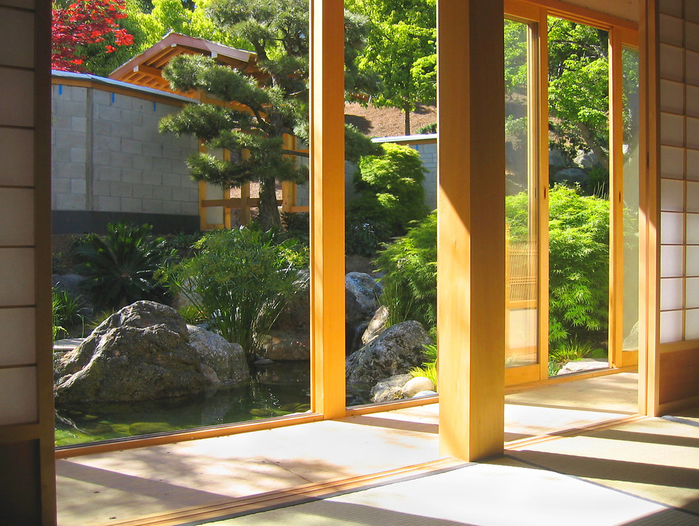 Zen entryway photo in Sacramento