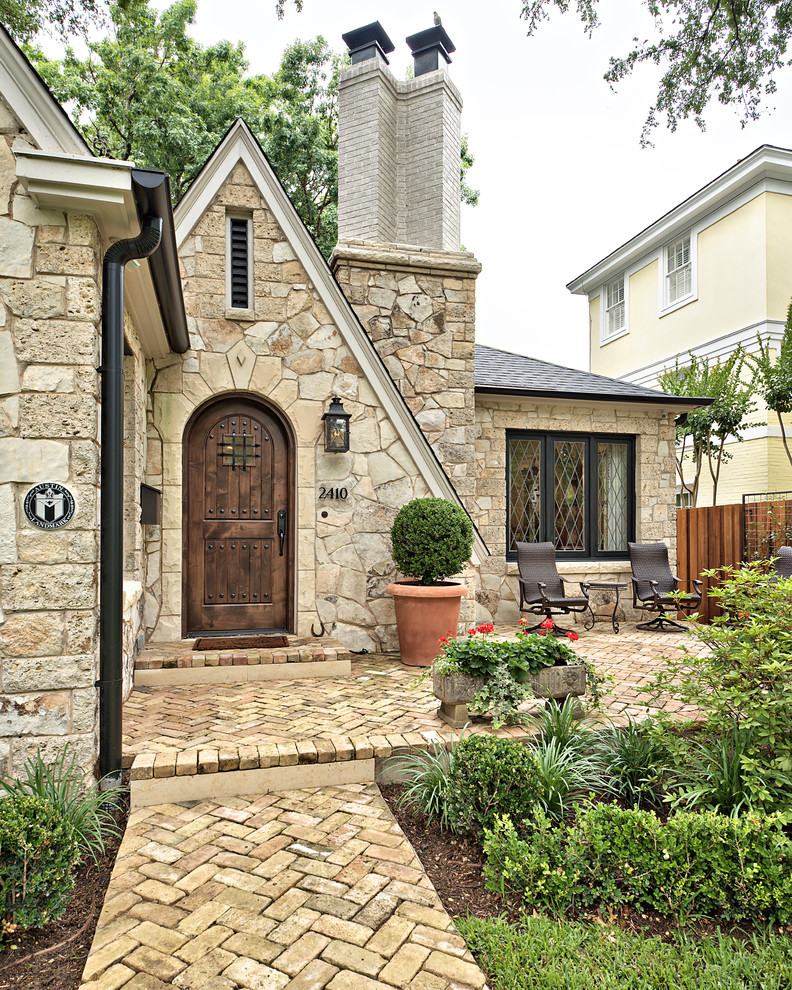 Klassische Haustür mit Einzeltür und brauner Haustür in Austin