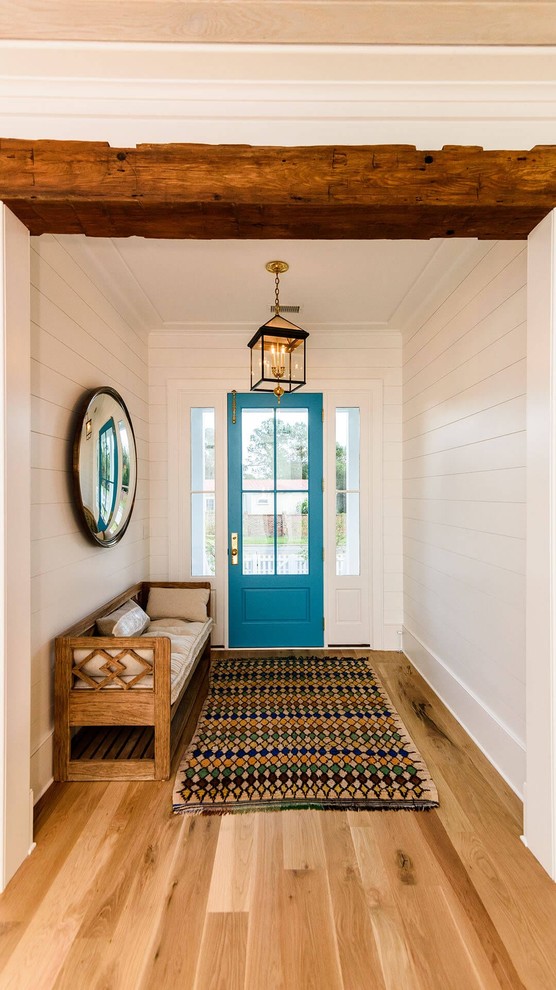 Mittelgroßes Maritimes Foyer mit weißer Wandfarbe, braunem Holzboden, Einzeltür, blauer Haustür und braunem Boden in Charleston