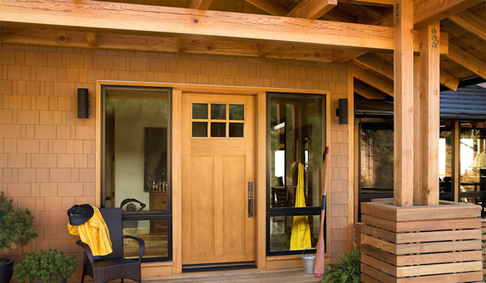 Пример оригинального дизайна: входная дверь среднего размера в стиле рустика с одностворчатой входной дверью и входной дверью из дерева среднего тона