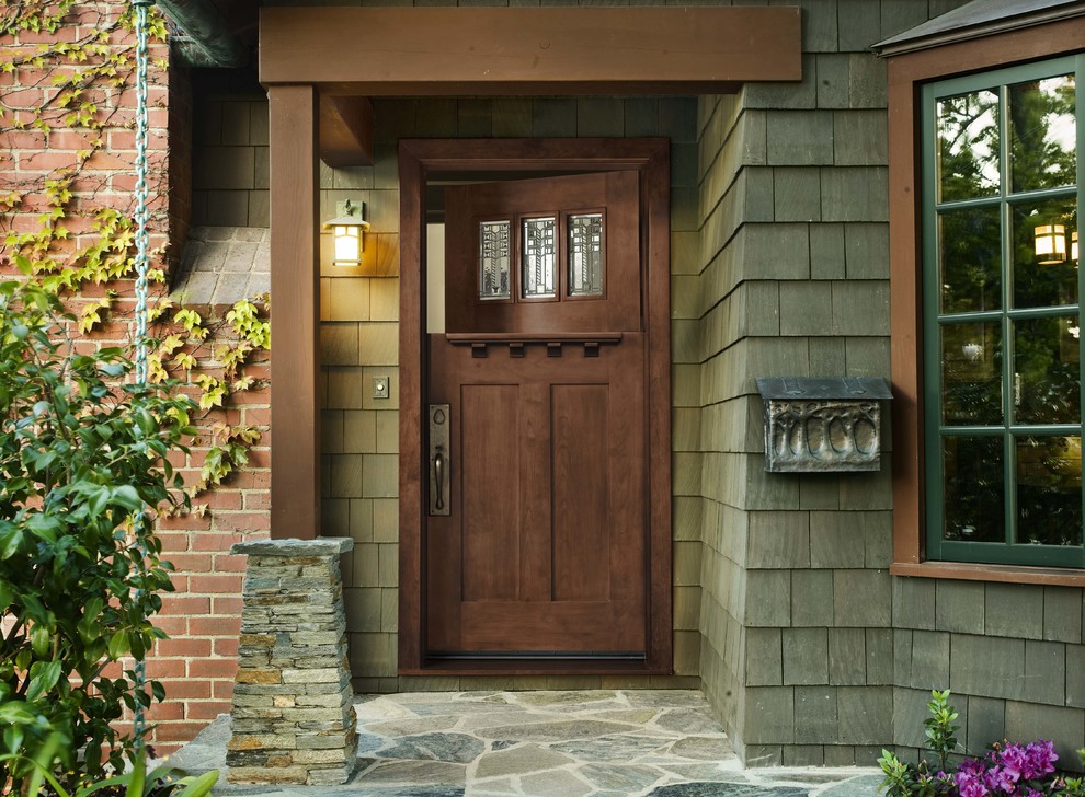 Idée de décoration pour une porte d'entrée craftsman avec une porte hollandaise et une porte en bois foncé.