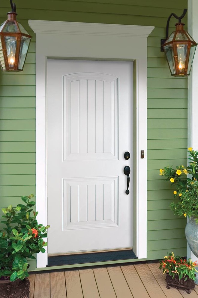Ejemplo de puerta principal clásica de tamaño medio con puerta simple y puerta blanca