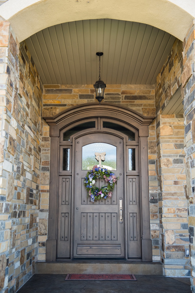 Пример оригинального дизайна: входная дверь в стиле рустика с одностворчатой входной дверью и входной дверью из темного дерева