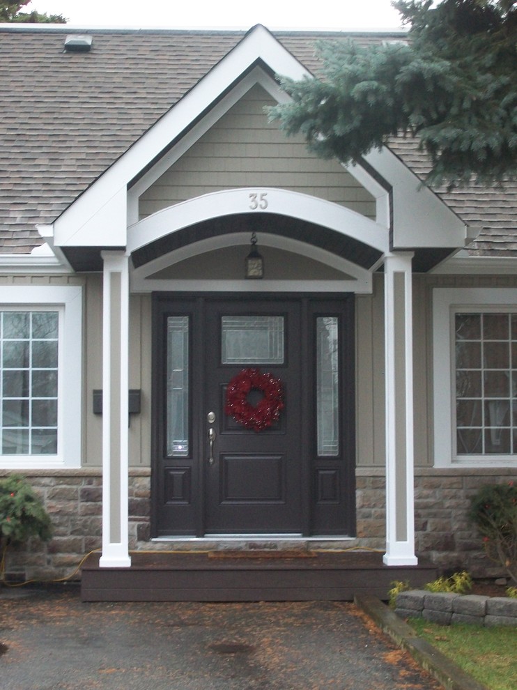 Kleiner Klassischer Eingang mit Einzeltür und brauner Haustür in Toronto